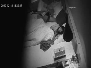 酒店偷拍學生情侶開房身材不錯的苗條學妹被男友內射逼裡